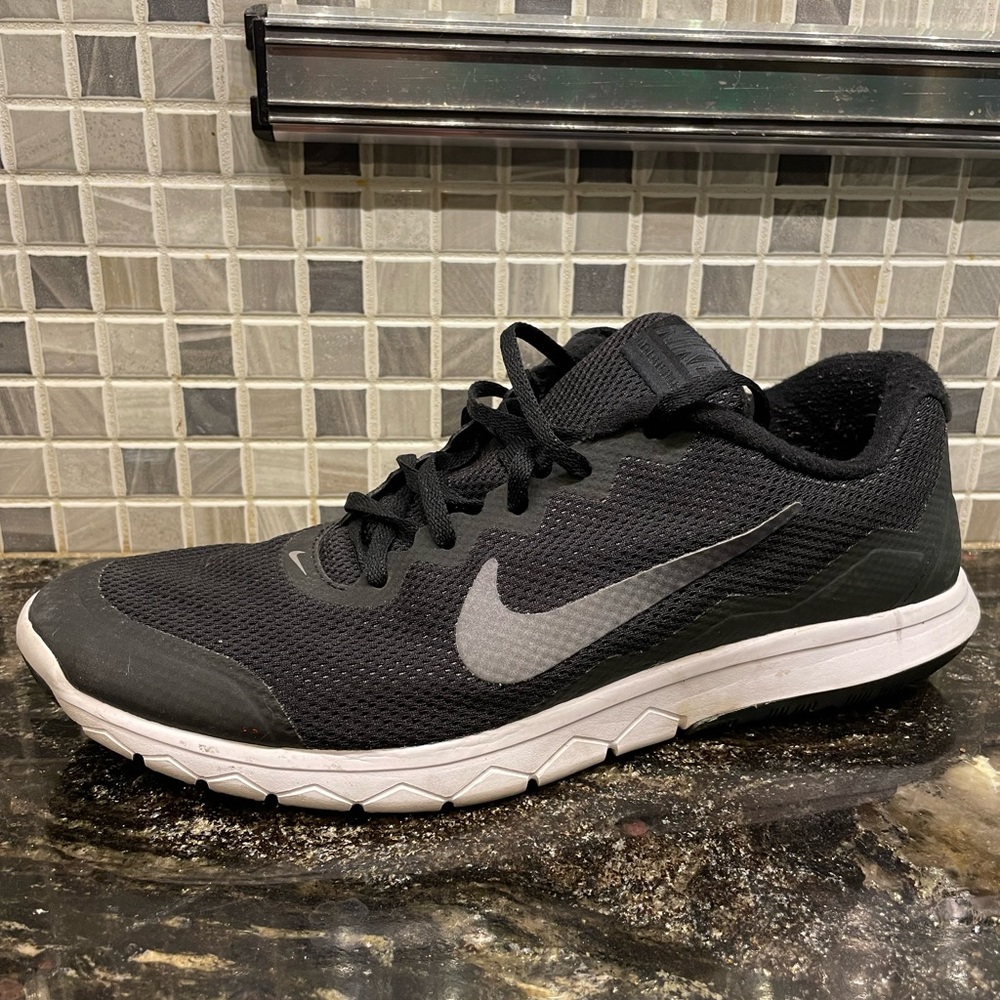 Black and white Size 10 Nike Men’s Running shoe